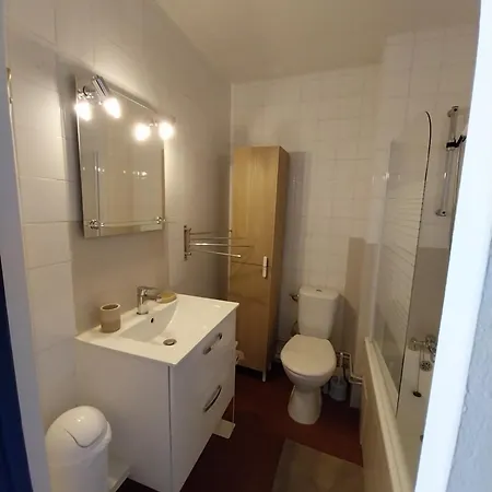 Apartment T2 Lumineux A 200m De La Plage, Equipe